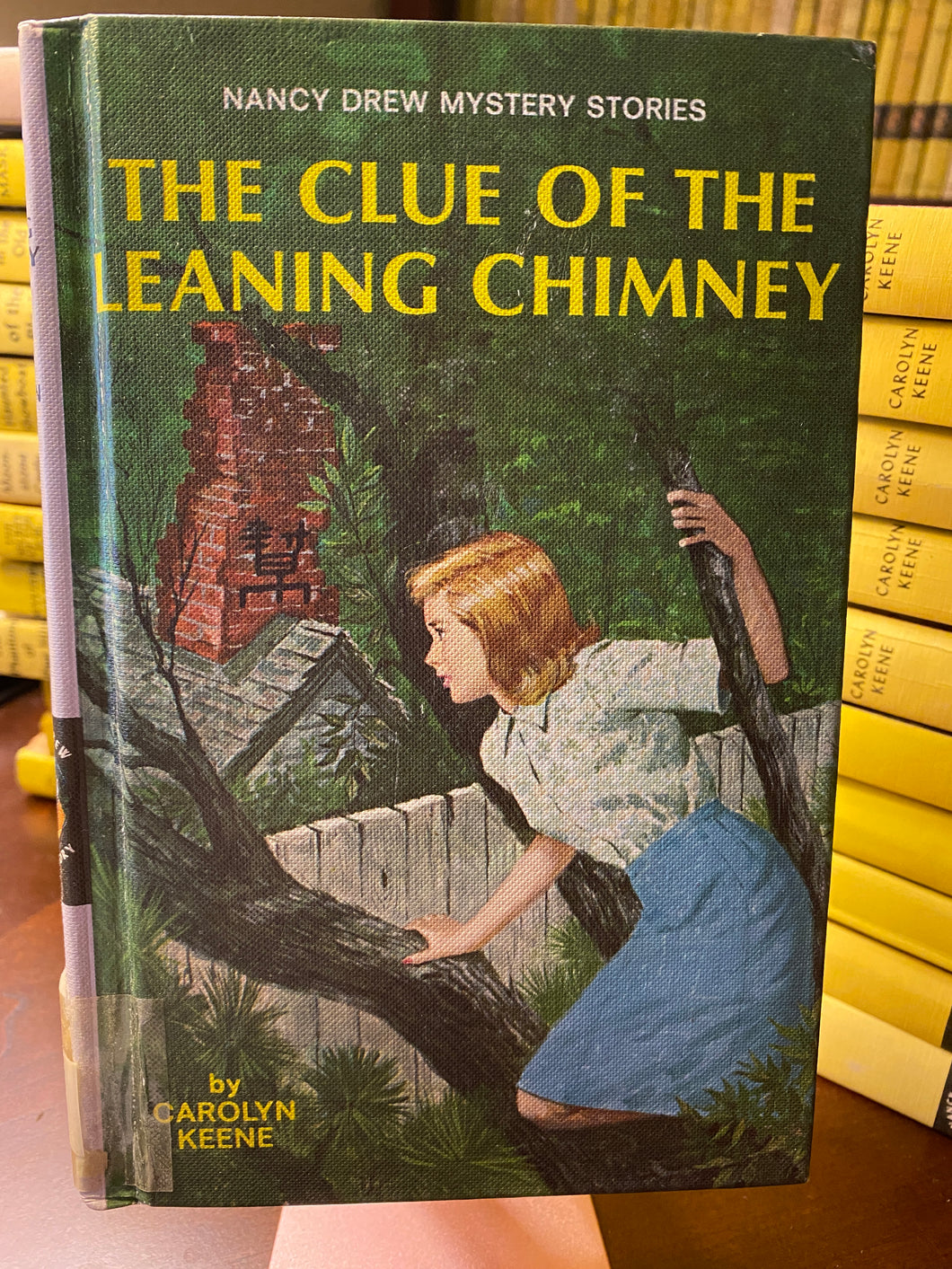 Couverture de The Clue of the Leaning Chimney (Nancy Drew Couverture de The Clue of the Leaning Chimney (Nancy Drew